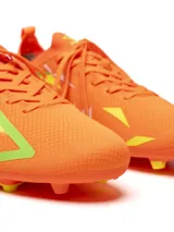 Championes de fútbol Umbro modelo Hit HG, color negro con detalles en rosa fucsia y verde azulado/plateado. Tienen cordones negros y suela con tapones cortos (HG).