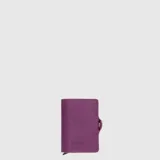 Billetera Smart de la marca Bubba, color morado, con diseño compacto de cuero sintético texturizado, sistema de botón deslizante para tarjetas y cierre con solapa y broche magnético.