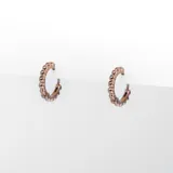Par de aros tipo argolla color oro rosa, con diseño de pequeñas bolitas alrededor del aro.