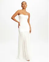 Vestido largo de fiesta con diseño strapless, cuerpo ajustado tipo tubo y falda fluida con caída suave.