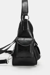 Mochila multi posición color negro con múltiples bolsillos exteriores con cierre y solapa, asa superior de hombro y tirantes ajustables y extraíbles.