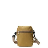 Morral pequeño color mostaza, con cierre frontal y correa ajustable. Presenta un parche de cuero sintético con el logo de la marca en la parte inferior.