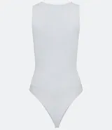 Body básico color rojo, con cuello halter, sin mangas y confeccionado en poliamida. Tiene forro en el busto.