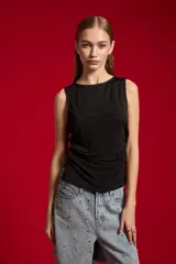 Musculosa blanca sin mangas de poliéster, con cuello bote y diseño ajustado al cuerpo.