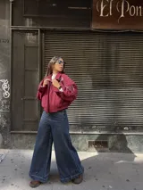 Campera tipo bomber color bordó, confeccionada en gamuza, con cierre frontal y bordados decorativos en el pecho y las mangas. Presenta un diseño holgado con puños y cuello clásico.