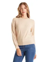 Buzo de tejido de punto color beige, con cuello redondo, mangas largas con diseño de punto calado en rombos y detalle de volado en los puños. Presenta un ligero fruncido en los hombros y terminaciones en rib acanalado.