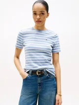 Remera de manga corta, corte slim, con cuello redondo y estampado de rayas horizontales azules y blancas. Presenta un pequeño logo bordado en el pecho.