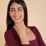 Pulsera de plata 925 fina con dijes redondos de circonias con engarce inglés distribuidos a lo largo de la cadena.
