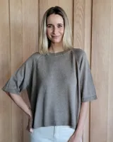 Buzo de punto color verde kiwi con cuello, puños y ruedo en azul.