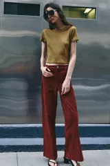 Pantalón de tiro medio confeccionado en 100% piel de ante, con diseño de cinco bolsillos, corte recto y cierre frontal con cremallera y botón metálico.