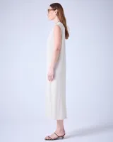 Vestido largo de tejido de punto color gris oscuro con textura metalizada, cuello escote en V y tajos laterales.