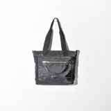 Bolso tote negro de tela con asas cortas y largas.