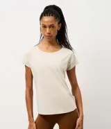 Remera deportiva de microfibra texturizada, color blanco, con cuello redondo, mangas cortas y recortes laterales.