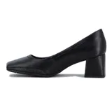 Zapato de tacón cuadrado bajo, color negro, con punta fina y detalle de pin metálico dorado en el lateral.