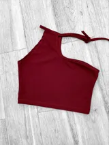 Top blanco irregular con un solo bretel y espalda descubierta.