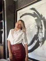 Camisa blanca de manga 3/4 confeccionada en shantung de seda natural.