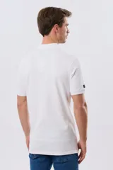 Remera polo lisa de piqué en color bordó, con cuello camisero, cierre frontal con botones y mangas cortas.