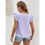 Blusa de color amarillo con textura fruncida, cuello cuadrado y mangas cortas con volados.