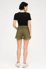 Short de jean color verde militar, de tiro medio, con ruedo deshilachado y cierre frontal con botón y cremallera.