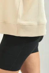 Buzo de cuello redondo y mangas largas, confeccionado en algodón, con puños y ruedo acanalados.