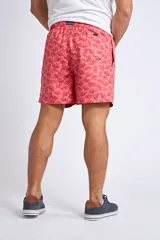 Short de baño con estampado de ondas en tonos azules, cintura elástica con cordón ajustable, bolsillos laterales y bolsillo trasero. Incluye suspensor interno y logo bordado.