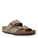 Sandalias Birkenstock modelo Arizona con doble tira ajustable de gamuza en color taupe, hebillas metálicas y plantilla anatómica de corcho con suela de goma.