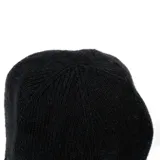 Gorro de lana tejido en punto canalé, color negro, con etiqueta pequeña en el frente.