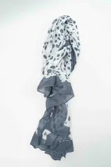 Pañuelo rectangular de tela fina con estampado de lunares irregulares en tonos gris y blanco, con bordes definidos en color gris sólido.