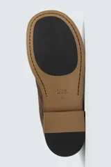 Bota tipo derby con cordones, confeccionada en piel con acabado de serraje. Presenta horma cuadrada y suela con ligero tacón.