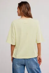 Remera oversize de algodón color amarillo claro, con escote redondo, mangas cortas amplias y hombros caídos. Cuenta con estampa ilustrada al frente de una lata de tomates.