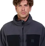 Campera de micropolar gris con cuello alto y cierre frontal completo. Presenta paneles frontales en color negro a la altura del pecho y bolsillos laterales.