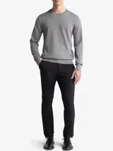 Sweater de algodón pima gris, de manga larga y cuello redondo, con puños, cuello y dobladillo en punto canalé.