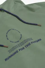 Canguro de felpa color verde militar con capucha ajustable y cordones azules. Presenta un estampado frontal con texto en azul oscuro, incluyendo un diseño circular con la frase "WE ARE BUILDING THE FUTURE / MISTRAL / SINCE 1976" y la frase "RUNNING FOR THE FUTURE". Tiene puños en las mangas.