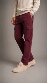 Pantalón cargo de gabardina color bordó, con corte recto y bolsillos laterales con solapa.