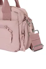 Bandolera color rosado, con doble asa de mano, correa ajustable y extraíble, bolsillos laterales con cierre y bolsillo frontal con cierre y texto grabado.