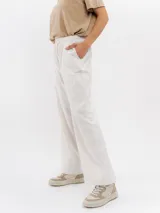 Pantalón de lino color blanco, de corte recto y holgado, con cintura elástica ajustable mediante cordón.