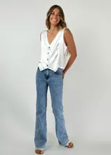 Chaleco blanco con escote en V y abotonadura frontal.