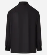 Camisa de corte relajado confeccionada en cambraia de lino puro. Presenta cuello inglés, cierre frontal con botones y mangas largas.