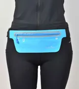 Riñonera deportiva de diseño plano y ergonómico, color celeste, con cierre frontal y banda reflectante. Cuenta con salida para auriculares y correa ajustable con hebilla.