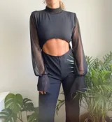 Mono largo negro con cuello alto, mangas largas de tul y abertura en el abdomen.