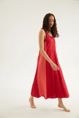 Vestido midi tejido de algodón y acrílico, color rojo con paneles laterales en tono coral y detalles en marrón oscuro. Presenta escote redondo, tirantes anchos y corte en la cintura con falda de gran movimiento.