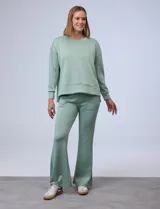 Buzo blanco de tejido elastizado, con pespunte central en la parte delantera y tajos laterales.