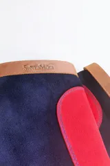 Polainas de gamuza combinadas en verde y marrón, con ribete superior en cuero marrón oscuro.