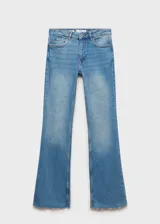 Jeans de tiro medio con diseño acampanado y bajo deshilachado. Presenta cierre de cremallera con botón, cinco bolsillos y trabillas para cinturón.
