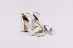 Sandalias de cuero negro con plataforma y tacón cuadrado. Tienen pulsera con hebilla al tobillo.