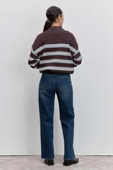 Sweater de punto con diseño a rayas horizontales en azul marino, blanco y bordó. Presenta cuello alto con cierre de botones a presión, mangas largas con puños acanalados y un pequeño bordado en el pecho.