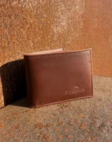 Billetera de cuero vacuno color marrón, con diseño plegable y logo de la marca grabado en el frente.