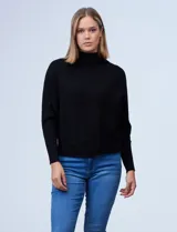 Buzo verde militar en tejido acanalado marca Philosophy, de cuello alto y manga larga japonesa.