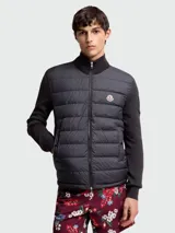 Campera híbrida Moncler con frente acolchado de nylon y mangas y espalda de tejido de punto. Presenta cuello alto, cierre frontal completo y logo de la marca en el pecho.