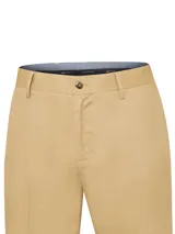 Pantalón de gabardina beige de tiro medio con calce modern fit, bolsillos laterales y traseros, y cierre con botón.